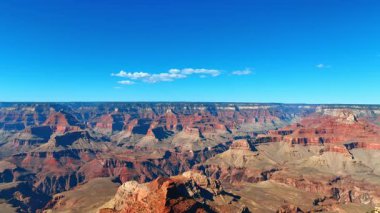 Büyük Kanyon, Arizona, ABD 'nin göz kamaştırıcı kayalık manzarası. Güneşli bir günde nefes kesen kaya oluşumlarına hava perspektifi.