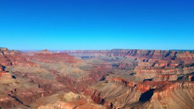 Çorak arazide kırmızı ve kahverengi kanyonlar. Büyük Kanyon, Arizona, ABD 'nin çarpıcı manzarasına hava perspektifi.