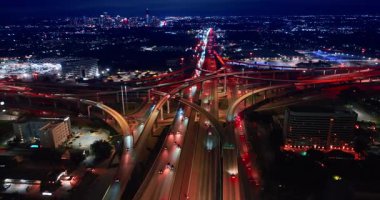 Büyük bir şehrin göz kamaştırıcı manzarasındaki hareketli kavşağın görüntüsü. Gece metropolde yol alırken..