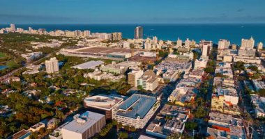 Gün batımında Miami, Florida, ABD 'nin muhteşem güneşli manzarası. İHA görüntüleri, deniz manzarasına yaklaşan pitoresk şehir manzarası üzerinde..