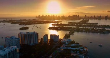 Güzel altın batan güneş Miami, Florida, ABD 'nin manzarasını aydınlatıyor. Biscayne Körfezi 'nde bir sürü tekne var. Gün batımında Brickell Key 'de. İnsansız hava aracı görüntüleri.