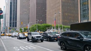 New York, ABD, 12 Ağustos 2025: Manhattan şehir merkezi trafik sokağı. New York 'ta taksiler ve gökdelenlerle dolu bir Manhattan caddesi..