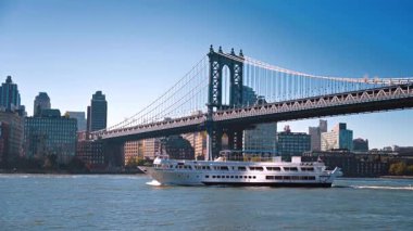 New York, ABD, 12 Ağustos 2025, Manhattan Köprüsü altında yolcu gemisi. Manhattan Köprüsü 'nün altından Doğu Nehri' ne giden beyaz yolcu gemisi..