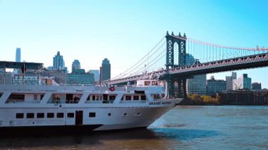 New York, ABD, 12 Ağustos 2025 Manhattan Köprüsü 'nü geçen bir tekne. Manhattan Köprüsü yakınlarındaki Doğu Nehri boyunca ilerleyen turist teknesi..