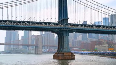 New York, ABD, 12 Ağustos 2025: Manhattan Köprüsü Doğu Nehri üzerinde. Manhattan Köprüsü New York şehrinin silueti ile Doğu Nehri 'ni kaplıyor.