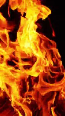 Büyük şenlik ateşi yanıyor ve kıvılcımlar saçıyor. Geceleri kamp ateşi kapanır. Dikey video