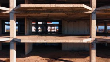 Binanın inşaat halindeki katlarına dışarıdan bir göz atın. Yerlerde enkaz ve su birikintileri görülebilir..