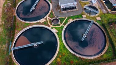 Modern fabrikada atık su arıtma. Su tasarrufu ve geri dönüşüm. Hava görünümü.