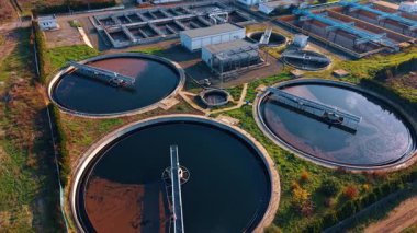 Su arıtma tesisinde üç büyük atık su deposu. Doğal kaynakların geri dönüşümü ve korunması. Hava görünümü.