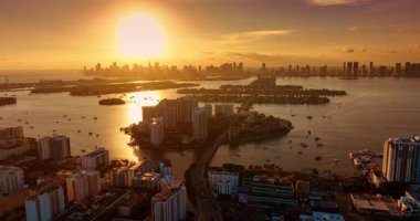 Biscayne Körfezi 'nin engin suları üzerinde çarpıcı bir gün batımı. Miami, Florida, ABD 'deki Brickell Key şehrinden geçen yoğun otoyol üzerindeki uçuş..