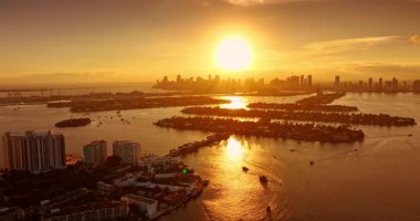 Güzel Biscayne Körfezi üzerinde altın saat. Günbatımında Miami, Florida, ABD 'deki Brickell Key' de İHA görüntüleri..