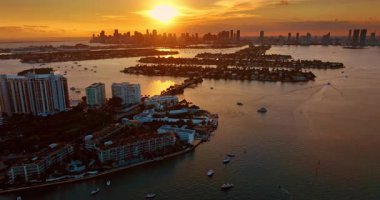 Muhteşem Brickell Key, altın saat. Miami Skyline, Florida, ABD turuncu gökyüzüne karşı.