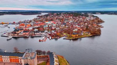 Vaxholm Kalesi 'nden görüntüler geliyor. Kasvetli gündüz vakti İsveç şehrinin renkli manzarası.