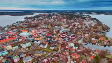 Malar Gölü ile çevrili Vaxholm 'ün güzel renkli şehir manzarası. Kasvetli bir günde İHA 'dan İsveç şehir manzarası.