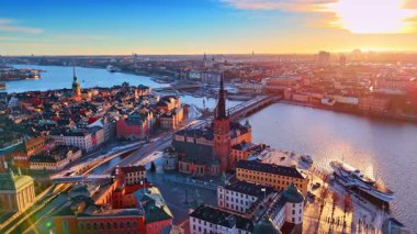 Stockholm, İsveç 'in renkli şehir merkezinin manzarası. Arabalar gün batımında şehir merkezinin önünden geçerler. Hava perspektifi.