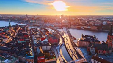 Parlak batan güneş Stockholm, İsveç manzarasını kaplıyor. İHA 'dan günbatımında güzel şehir manzarası.