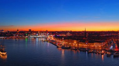Stockholm, İsveç 'in muhteşem rıhtımlarının muhteşem aydınlanması. İHA 'dan şehrin gece manzarası.