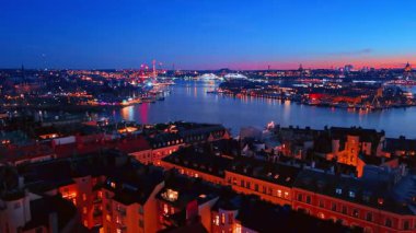 Geceleri İsveç 'in görkemli Stockholm' ünün ışıkları. İHA tarihi şehir merkezinden göl manzarasına yaklaşıyor..