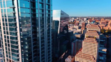 Austin, ABD, 21 Kasım 2025: Güneşte parlayan cam kule. İnsansız hava aracı görüntüleri, ABD 'nin Teksas eyaletinin Austin şehrindeki en yüksek binalar arasında yer alıyor..