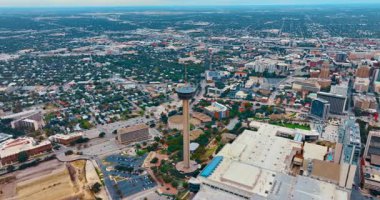 Amerika Kulesi 'nin üzerinden uçarak San Antonio, Teksas, ABD' nin engin manzarasına bakıyorlar. Bir sürü yemyeşil manzaralı şehir manzarası..