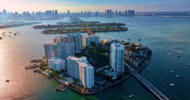 Biscayne Körfezi 'nde şehir altyapısı geliştirilmiş insan yapımı adalar. Günbatımında Miami, Florida, ABD 'de Brickell Key' e hava perspektifi.