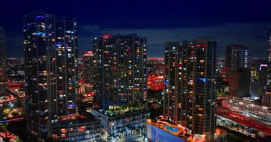 Miami, ABD, 15 Ekim 2025: Modern yüksek binaların camlarında ışık yandı. Miami, Florida, ABD 'nin güzel şehir manzarasını gözler önüne seriyor..