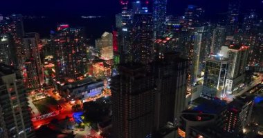 Miami, ABD, 15 Ekim 2025: Parlak şehir manzarasında iki karanlık gökdelenli binaya yaklaşıyoruz. Brickell Key, Miami, Florida, ABD 'de Gece.