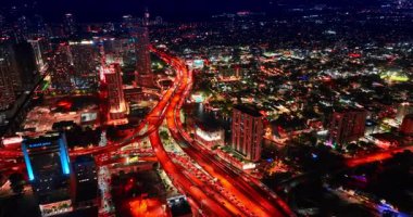 Miami, ABD, 15 Ekim 2025: Modern çok katlı kavşakta iç içe geçen otobanlardan geçen birden fazla arabayı takip ediyoruz. Miami, Florida, ABD 'nin göz kamaştırıcı manzarası.