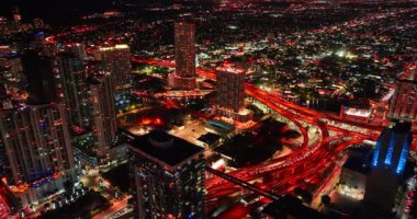 Miami, ABD, 15 Ekim 2025: Çarpıcı modern kavşağa yaklaşıyoruz yoğun trafik ile kırmızı yandı. Miami, Florida, ABD 'nin canlı gece hayatı.