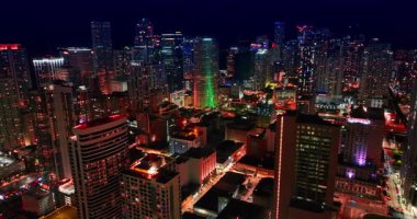Miami, ABD, 15 Ekim 2025: Modern Miami, Florida, ABD 'nin aydınlık caddeleri ve binaları. Geceleri metropolün canlı şehir manzarası. Hava görünümü.