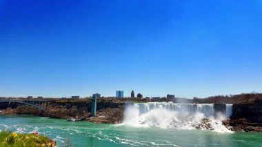 Muhteşem Niagara Şelalesi Kanada 'nın Ontario eyaleti ile ABD' nin New York eyaleti arasındaki sınırda. Kanada tarafından Gökkuşağı Köprüsü 'ne bakın..