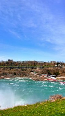 Niagara Şelalesi üzerindeki şehir manzarası. Manzaradaki Skylon Kulesi. Amerikan tarafının görkemli simgesine bakın. Dikey video.