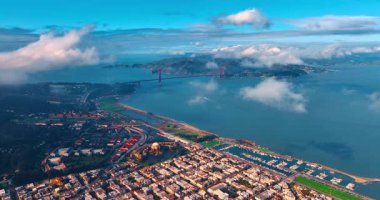 San Francisco Körfezi 'ne ve rıhtımdaki şehir manzarasına muhteşem bir bakış açısı. San Francisco ve Marin 'i birbirine bağlayan muhteşem Golden Gate Köprüsü' nün görüntüsü. Bulutlar gökyüzüne yayıldı..