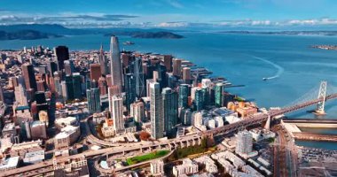 Oakland Bay Köprüsü 'nden San Francisco' nun finans bölgesine giden araba akışı. Arka plandaki körfezin inanılmaz mavi manzarası. Hava görünümü.