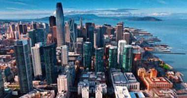 San Francisco, Kaliforniya 'nın finans bölgesindeki dört benzer gökdelene uçuyor. Şehir merkezinde, körfez kıyısında..