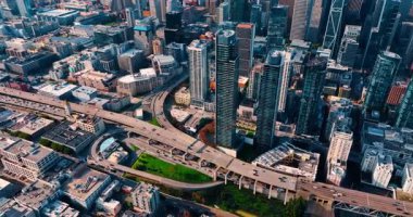 Modern şehir manzarasında, çok katlı otoyolda aşırı trafik vardı. San Francisco, California, ABD 'nin yoğun kentsel manzarası. Hava görünümü.