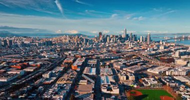 Güneşli San Francisco, California, ABD üzerinde uçuş. Şehrin merkezindeki Blue Bay 'in arka planındaki gökdelenlere yaklaşıyoruz..