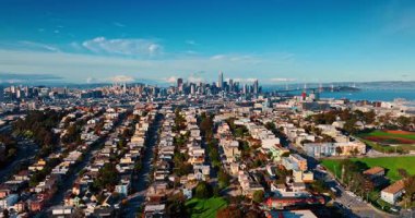 Yeşilliklerle dolu yerleşim alanının üzerinden uçun. Arka planda yüksek gelirli finans bölgesine yaklaşıyoruz. San Francisco, California, ABD.