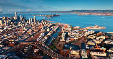 Modern şehrin manzarasını geçen çok katlı otoyolda hareketli bir trafik var. San Francisco, California, ABD 'nin gün batımı manzarası.