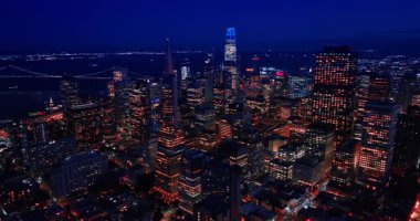 Finans bölgesinde Iconic Transamerica Piramidi. İHA görüntüleri gece San Francisco şehir merkezinde. CA, ABD.