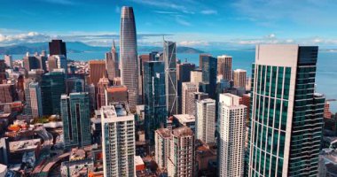 Satış Gücü Kulesi 'nin gökdeleni finans bölgesi mimarisinden farklıdır. San Francisco, California, ABD şehir merkezinde yükseliyor. Körfezin güzel mavi su manzarasını gözler önüne seriyor..