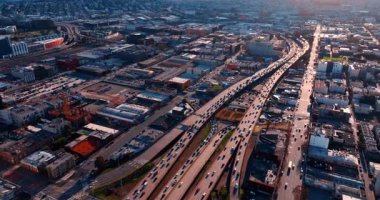 Kalabalık şehir manzarasının yoğun trafiğinde birden fazla araba hareket ediyor. Gün batımında San Francisco, CA, ABD 'nin canlı manzarası.