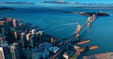 Şehir merkezindeki ve San Francisco-Oakland Bay Köprüsü 'ndeki görüntüler. Körfezin mavi sularında çok az gemi hareket eder..