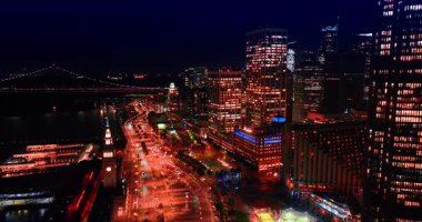 San Francisco, California, ABD 'nin parlak rıhtımı. Karanlık körfezdeki görüntüyü gözler önüne seriyor ve geceleri üzerine köprü kuruyor..