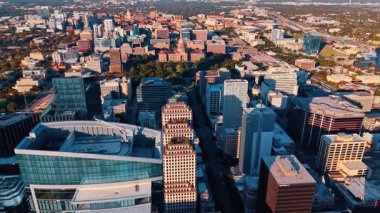 Austin, ABD, 21 Kasım 2025: Modern Austin, Teksas 'ın güneşli şehir manzarası. Şehir merkezindeki gökdelenler arasında insansız hava aracı görüntüleri..