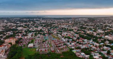 Modern Porto Riko 'nun alçak şehir manzarası. Bulutlu bir günde yeşil şehrin üzerinde İHA görüntüleri.