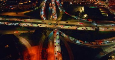 Los Angeles, California, ABD şehir merkezindeki çok katlı kavşağa yaklaşıyoruz. Geceleyin hayat dolu kavşakta gece görüşü.