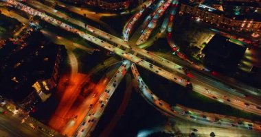 Gece büyük, modern kavşağın yollarında çılgın bir trafik vardı. Los Angeles, California, ABD şehir merkezindeki büyük bir kavşağa uzaklık.