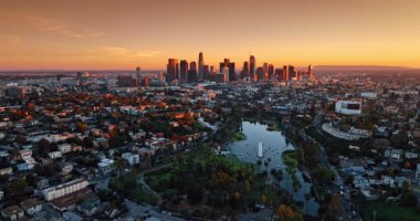 Yoğun kentsel alanda Echo Park Gölü 'nün üzerinde yükseliyor. Gün batımında Los Angeles, Kaliforniya 'nın muhteşem manzarası.