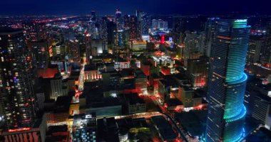 Miami, ABD, 4 Ağustos 2025: Güzel Miami, Florida, ABD 'nin gece ışıkları. Şehir merkezine yaklaşan modern şehrin insansız hava aracı görüntüleri..